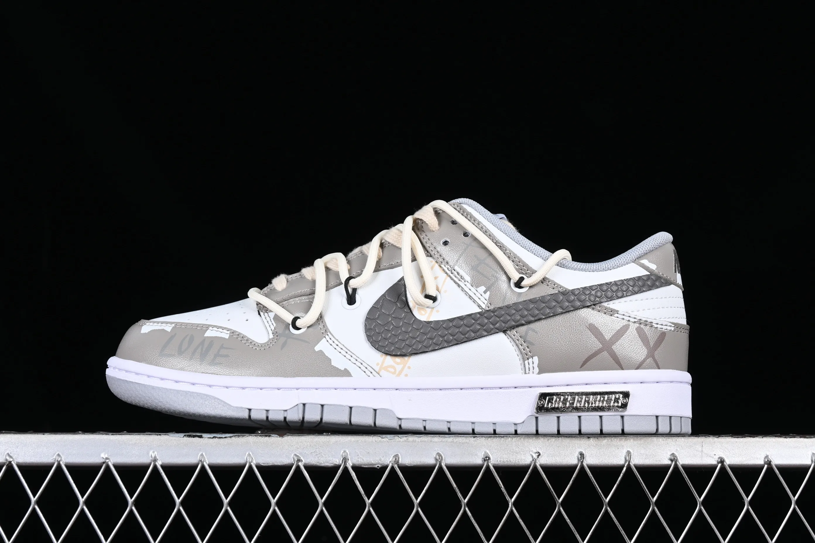 All Categories Nk SB Dunk Series Nk SB Dunk Low Low-top sneakers Customized large box Nk Dunk Low Panda Prank-West Coast Customized version of deconstructed strap retro distressed low-top sneakers DJ6188-003
